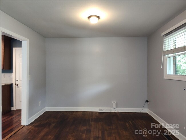 Building Photo - 303 Cedarwood Ln