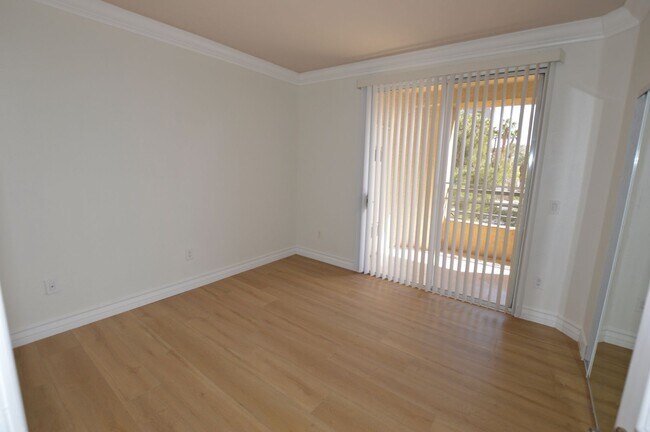Building Photo - 270 E Flamingo Rd