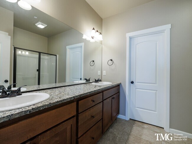 Building Photo - Centrally Located Townhome with Attached Garage & AC