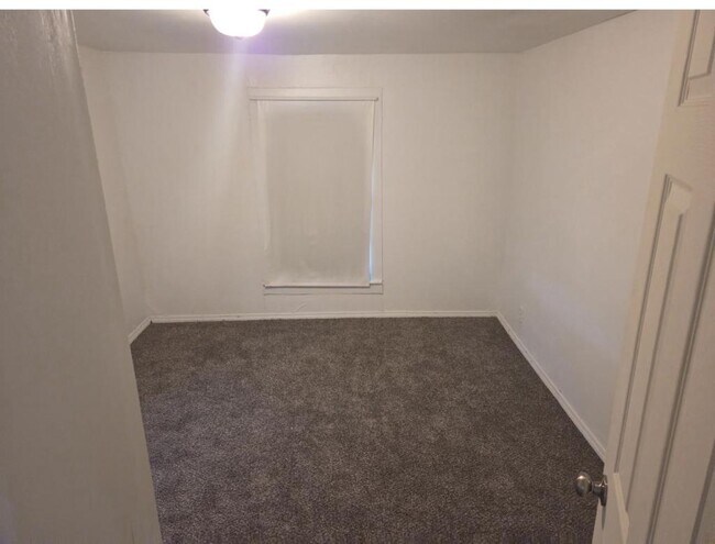 Building Photo - 1129 E Maple St