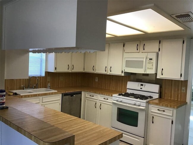 Building Photo - 1215 Ashwood Dr