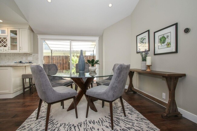 Dining Area - 555 Redwood Ave