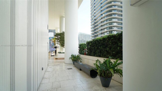 Building Photo - 801 S Miami Ave