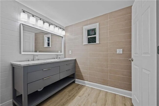 Building Photo - Move In by 5/1 & Save $500 OFF MAY Rent — Fully Renovated Gem!!!