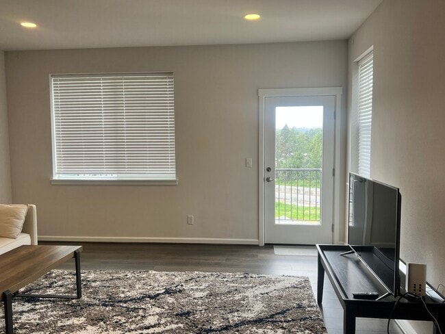 Building Photo - Beautiful Sunridge Townhome in Kent.