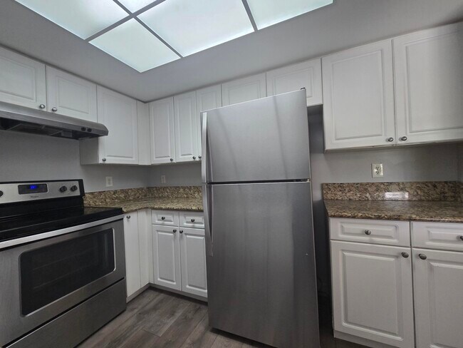 Building Photo - 1400 Crestwood Ct S