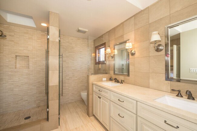 Building Photo - 5 Bed, 4.5 Bath Executive Home w/ Designer...