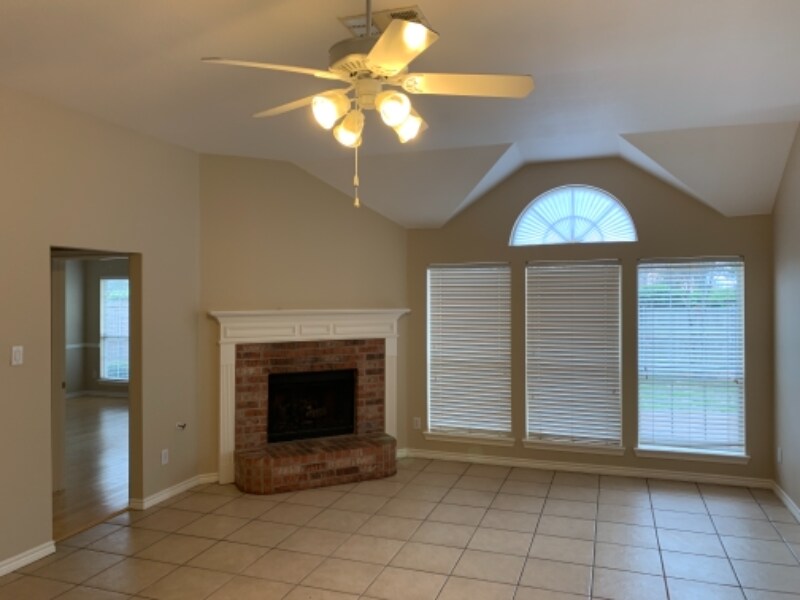 Building Photo - 903 Redbud Dr