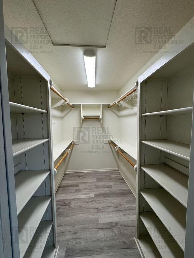Building Photo - $750 MOVE-IN SPECIAL DISCOUNT AVAILABLE! Luxury Living Awaits: Stunning 4-Bedroom Cul-de-Sac Retr...