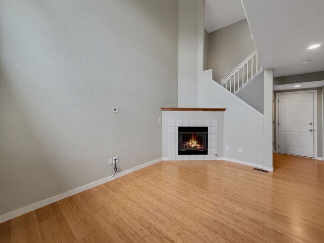 Building Photo - Beautifully Updated Townhome in a Prime Lo...