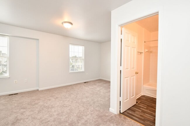 Building Photo - BEAUTIFUL TOWNHOME FOR RENT