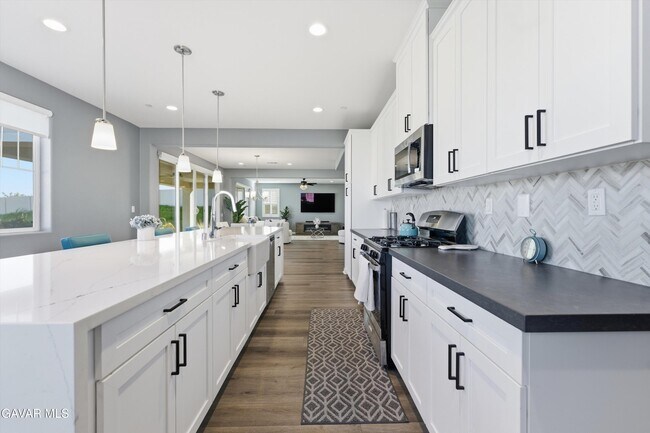 Building Photo - 41638 Cielo Vista Dr