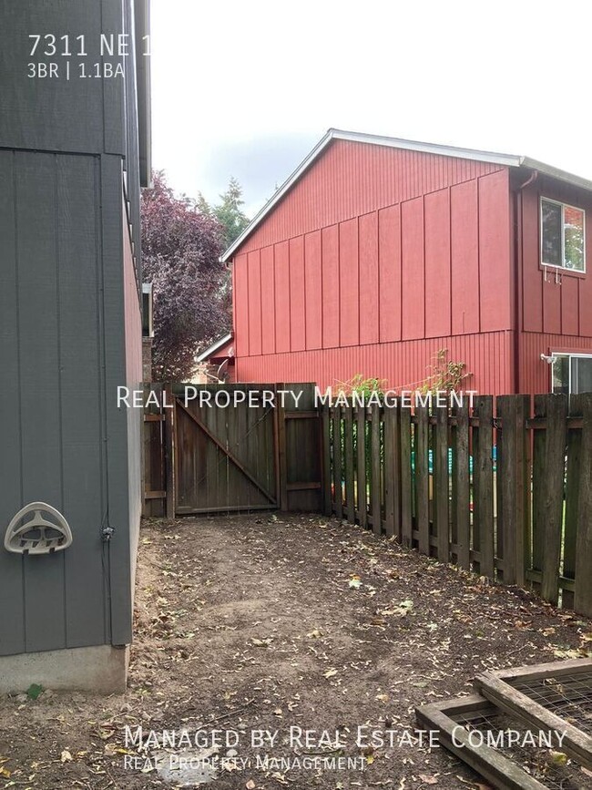 Building Photo - Three Bedroom Pet-Friendly Townhome with L...