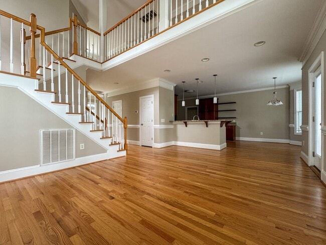 Building Photo - 5 Bedroom Home in Gated Golf Course Community