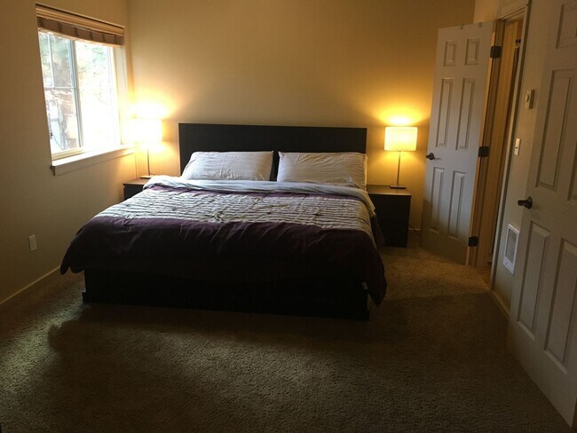 Building Photo - NW 3x2 townhome with primary bedroom on the main level