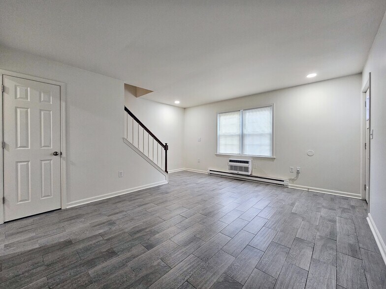 Building Photo - 104 Bradford Dr