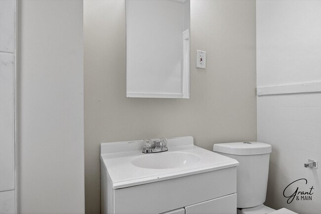 Building Photo - $1300 4 bedrooms