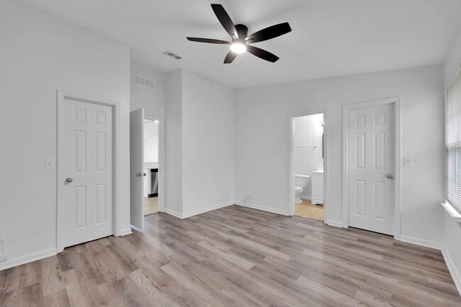 Building Photo - 3 Bedroom Townhouse for Rent! Special Low Pricing