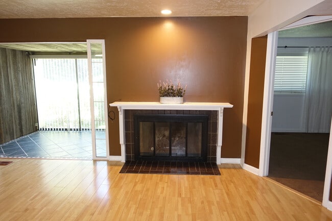 Building Photo - Updated Condo in Park-Like Setting