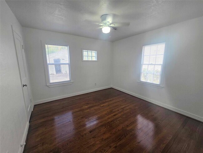 Building Photo - 3824 NW 25th St