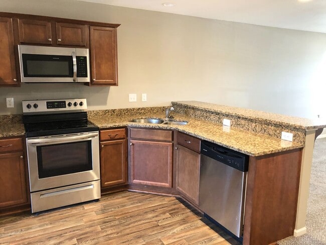 Building Photo - 2 Bed 1 Car Attached Villa with Unfinished Basement