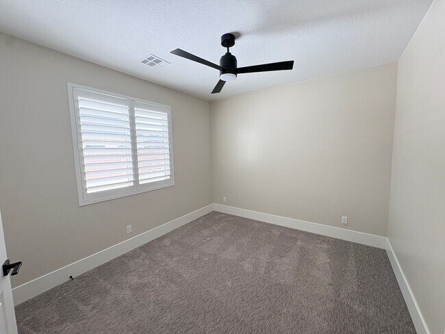 Building Photo - Solar Home For RENT!!!