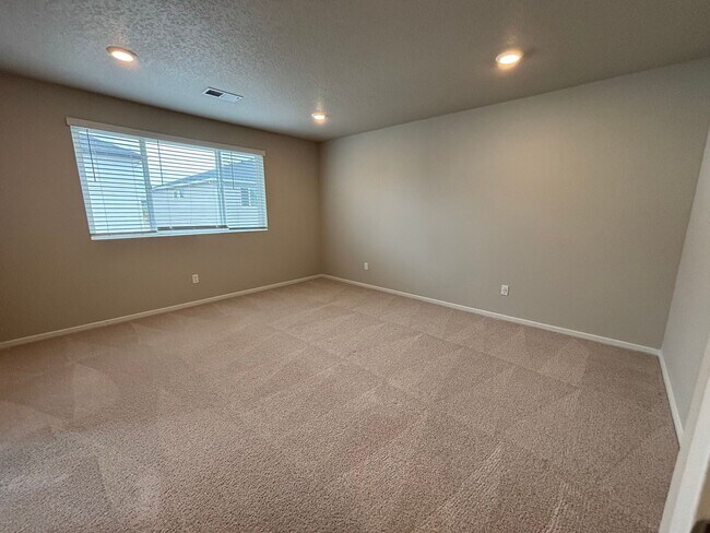 Building Photo - Beautiful 4 Bed/2.5 Bath Plus Office with ...