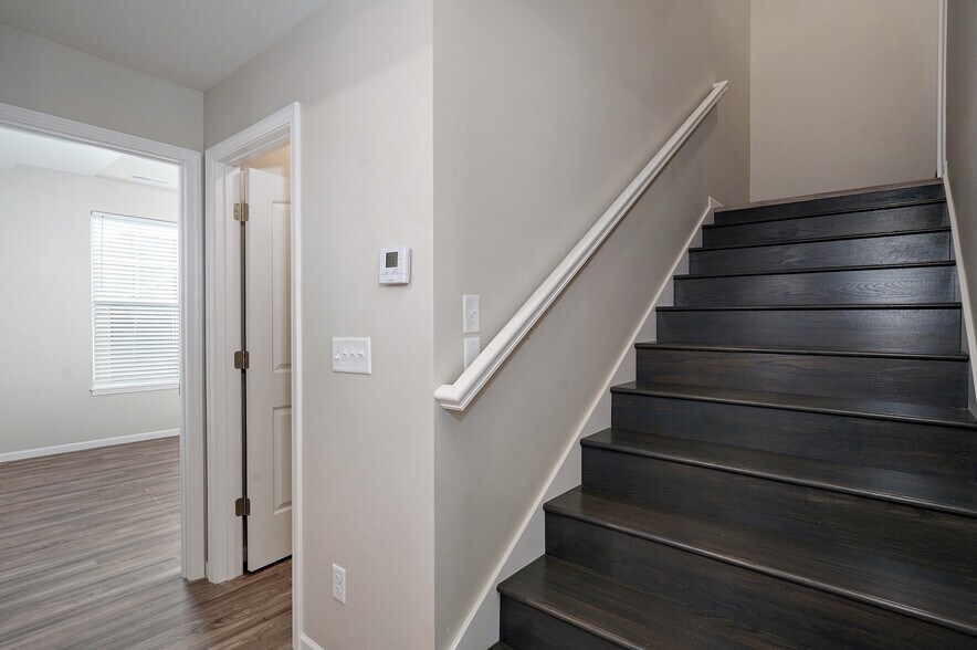 Building Photo - 319 S Florence Ave