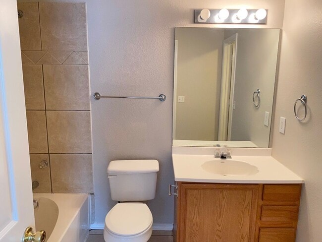 Building Photo - New Braunfels 3 Bedroom Single Story Duplex Available NOW!