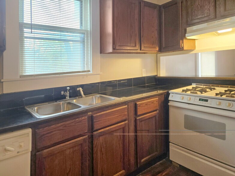 Building Photo - 1534 N Parkway