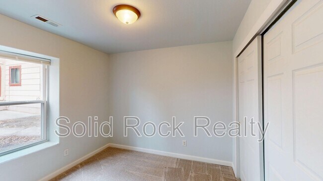 Building Photo - 712 E 3rd St