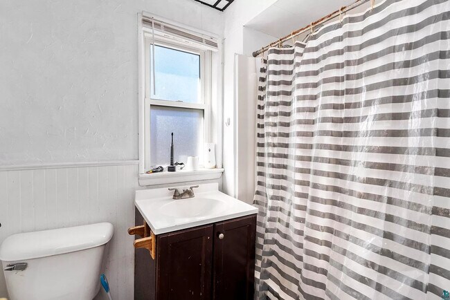 Building Photo - 2114 E 4th St