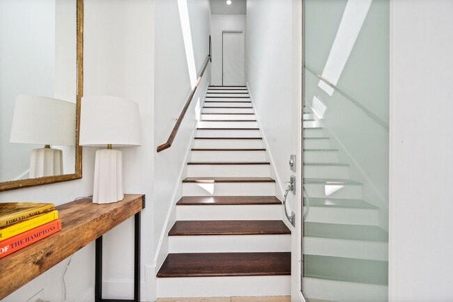 Building Photo - 3302 Lake St