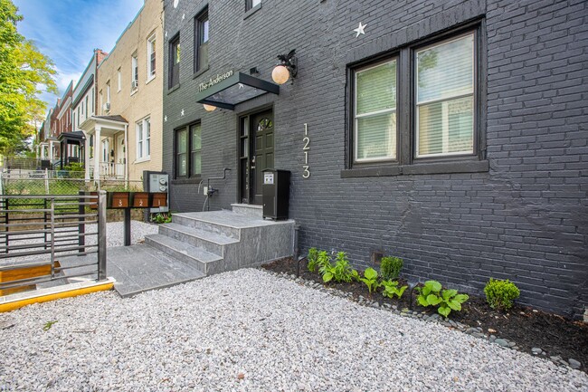 Building Photo - Amazing 2 BR/1 BA Apartment in Trinidad!