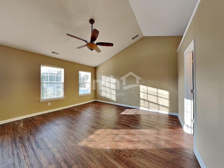 Building Photo - 2524 Ingleside Dr