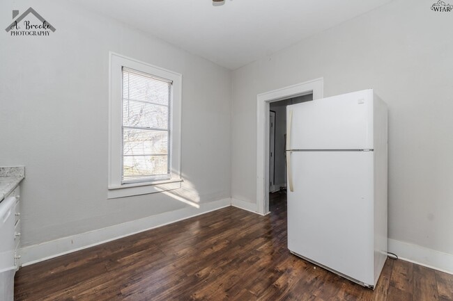 Building Photo - 603 E 4th St