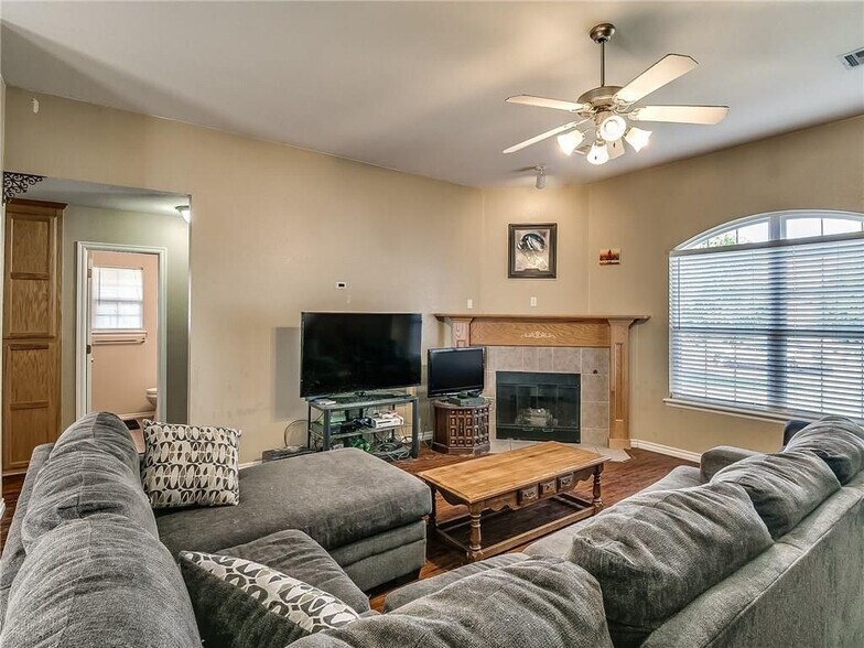 Building Photo - 8000 Woodhue Dr