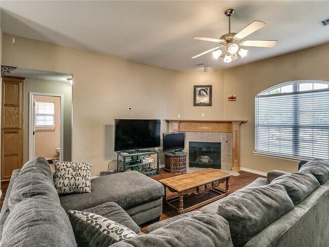 Building Photo - 8000 Woodhue Dr