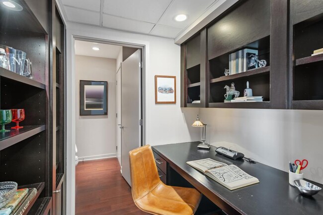 Building Photo - Madison Tower & Hotel 1000 - 1 bedroom + den