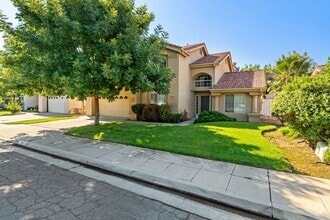 Building Photo - Spacious home in Northeast Fresno location...