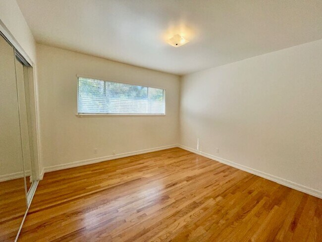 Building Photo - Spacious updated home in Hidden Valley nei...