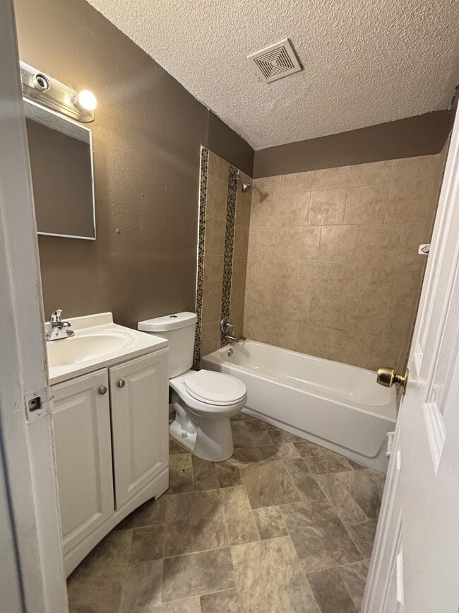 Building Photo - 1117 Rushing St