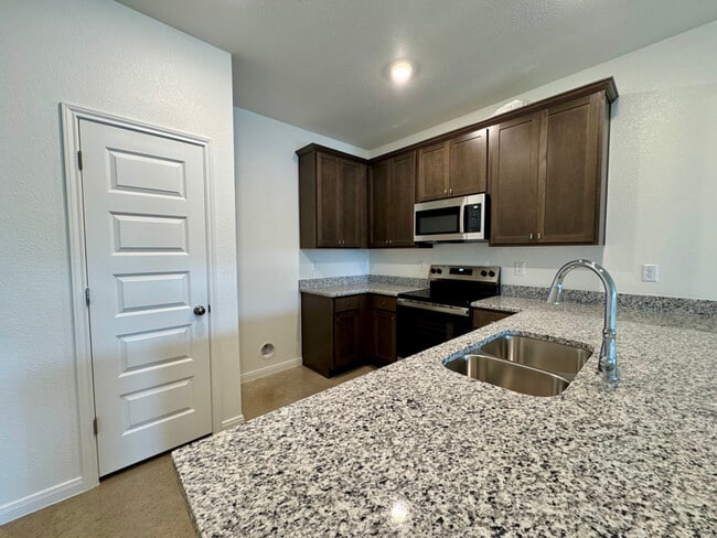 Building Photo - 914 Switchgrass Dr