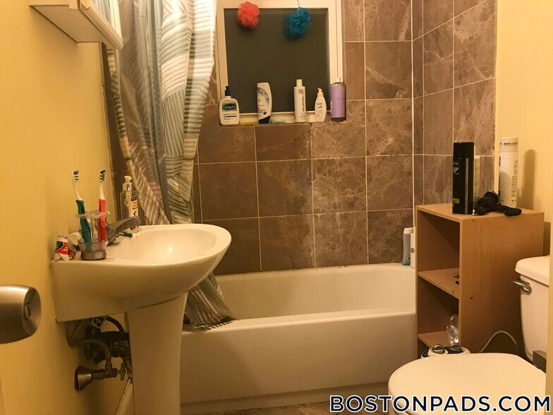 Building Photo - 731 Parker St