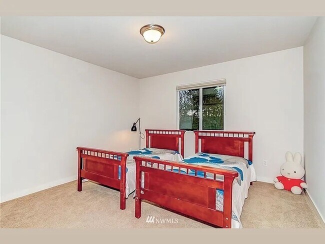 Building Photo - Available Now – 4 bed 2.5 bath Sq Ft Woodr...