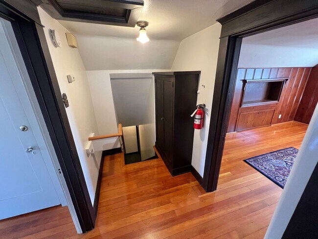 Building Photo - Historic Bluff Park 1BD Retreat | Top Floor Vintage Gem