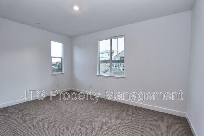 Building Photo - 3349 Hedgerow Ct