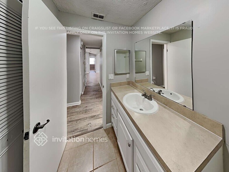 Building Photo - 10393 Arrow Lakes Dr E