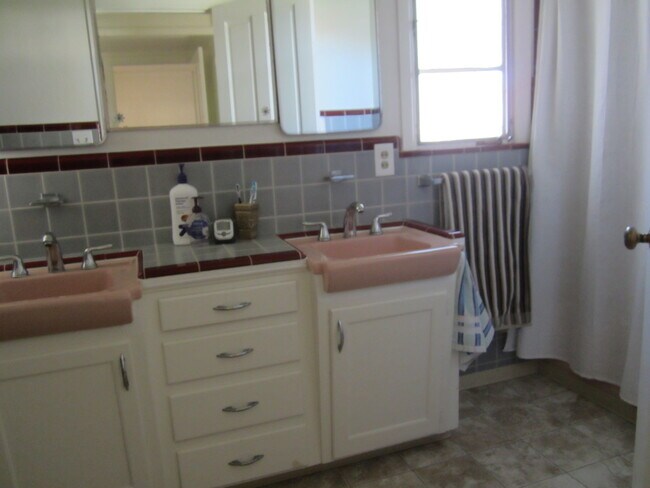 Building Photo - Classic Home Near Golf Course