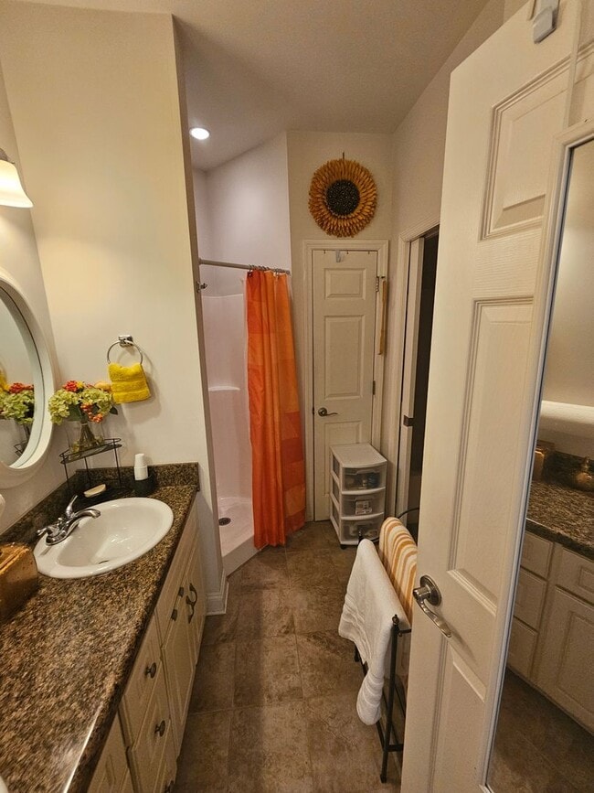 Building Photo - 3 bdrm 2.5 bath in downtown area